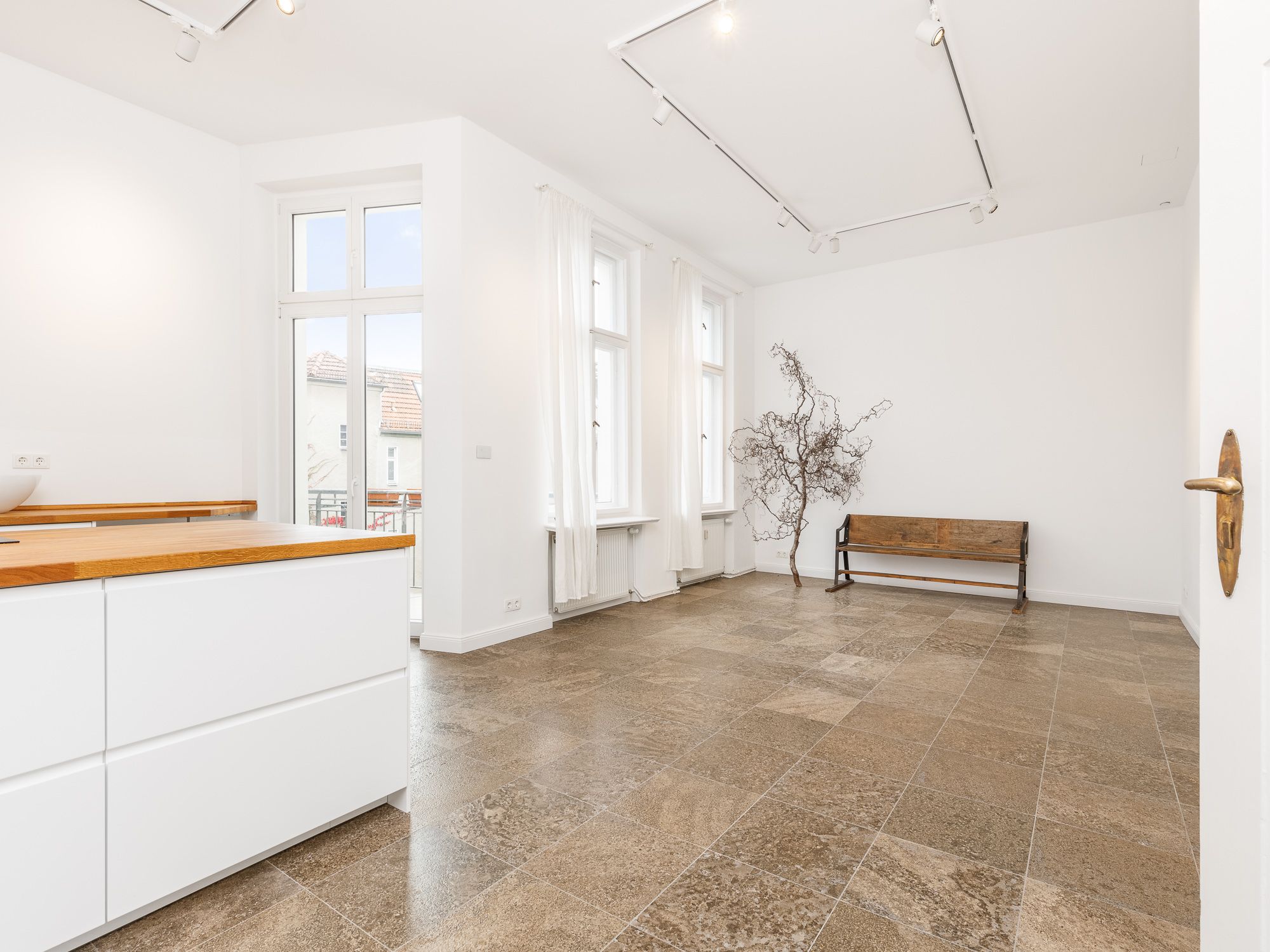 Stately apartment in an old building with separate living quarters, within walking distance of Bayerischer Platz