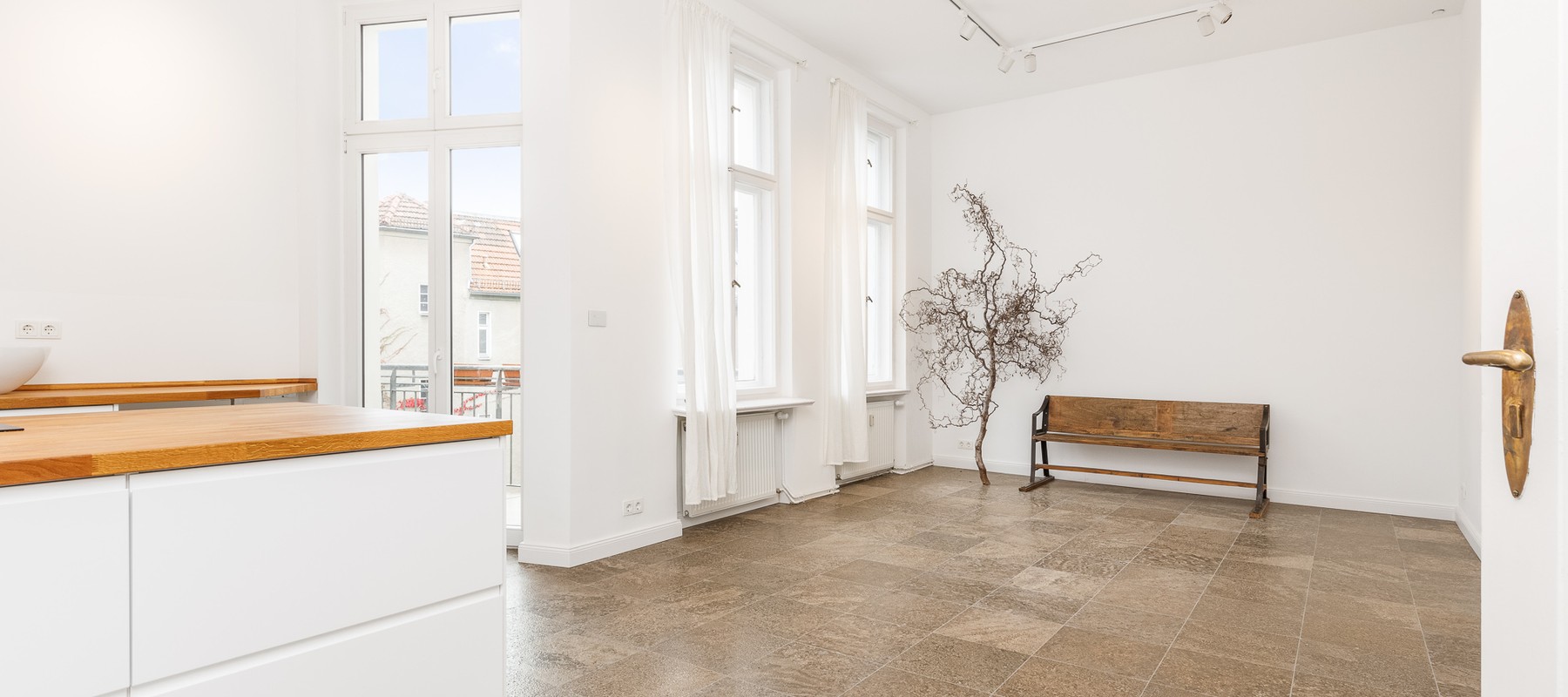 Stately apartment in an old building with separate living quarters, within walking distance of Bayerischer Platz