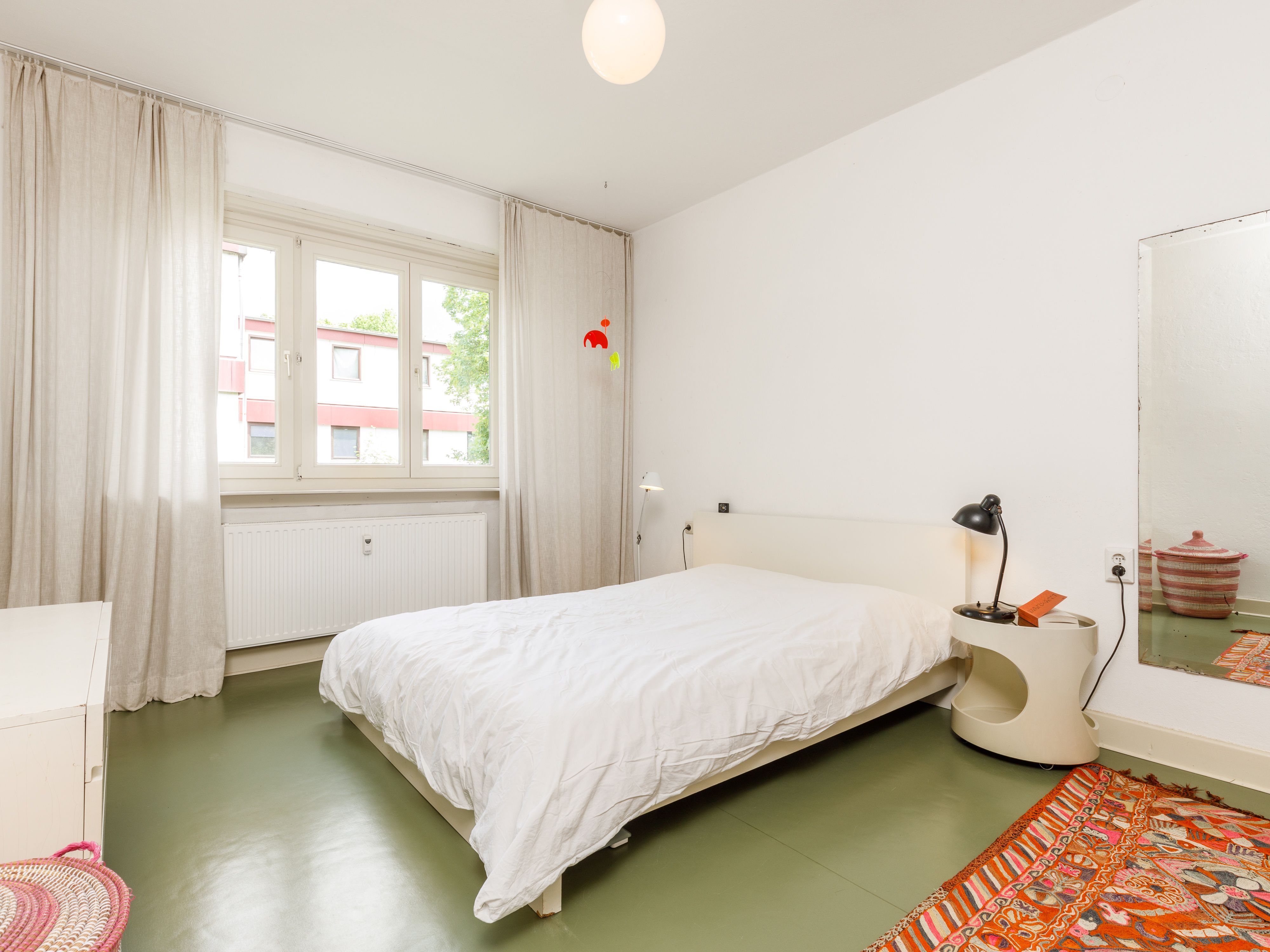 Schlafzimmer mit Blick in den Garten