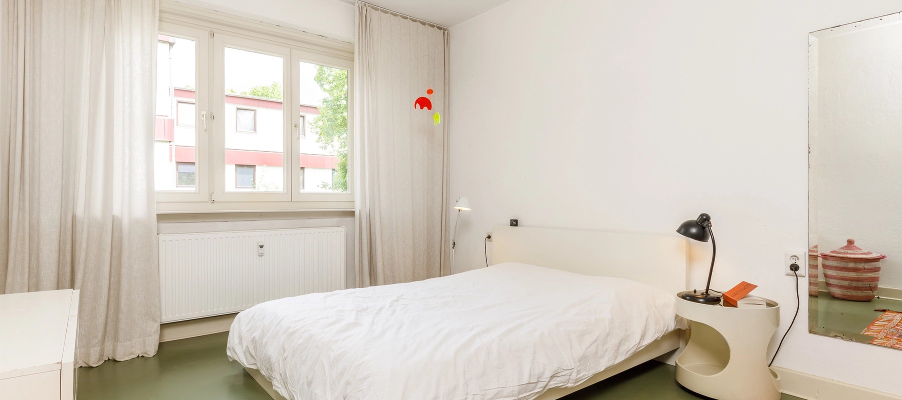 Schlafzimmer mit Blick in den Garten Schlafzimmer mit Blick in den Garten