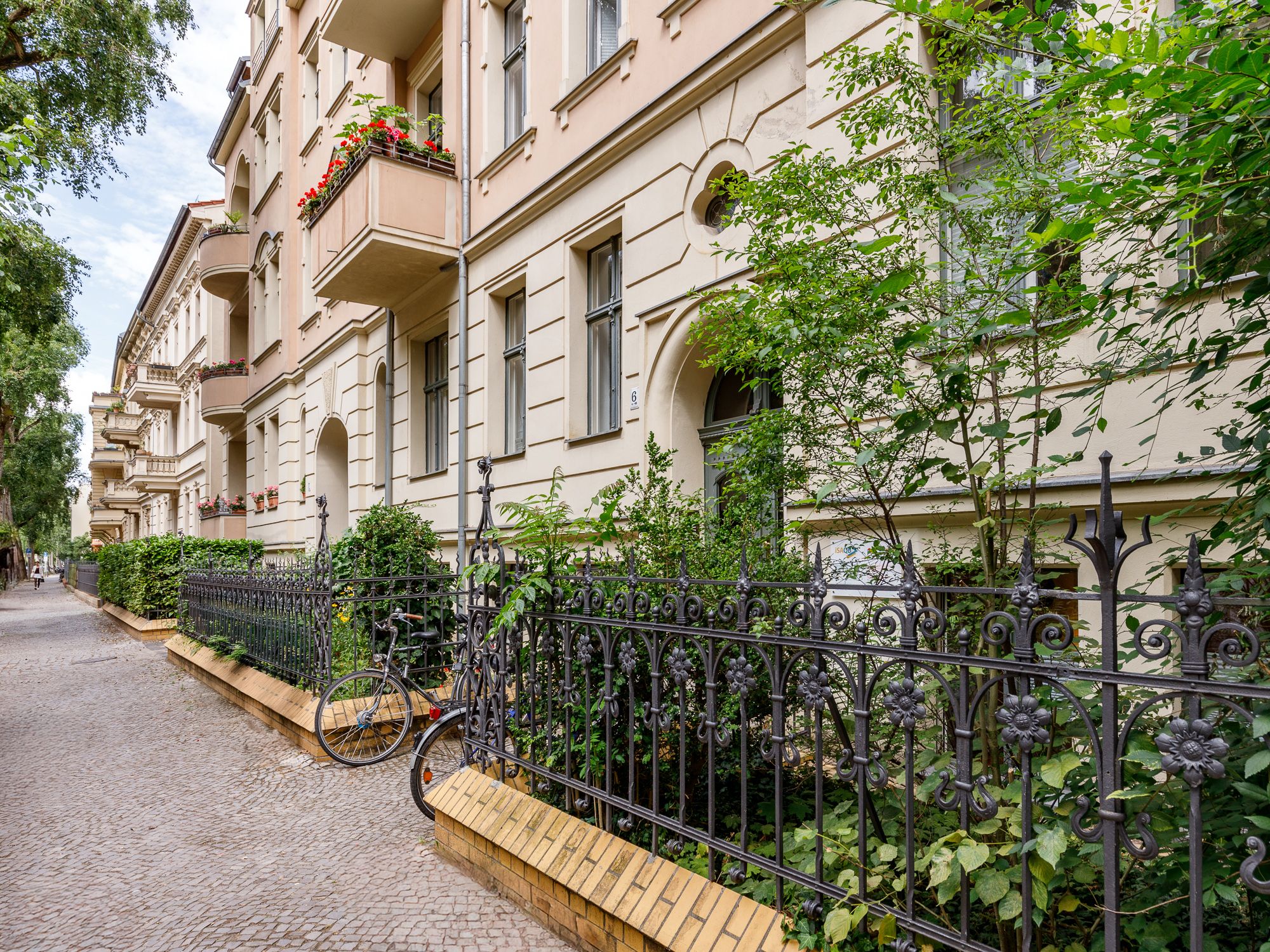 Eingangsbereich zum Haus mit gusseisernem Zaun