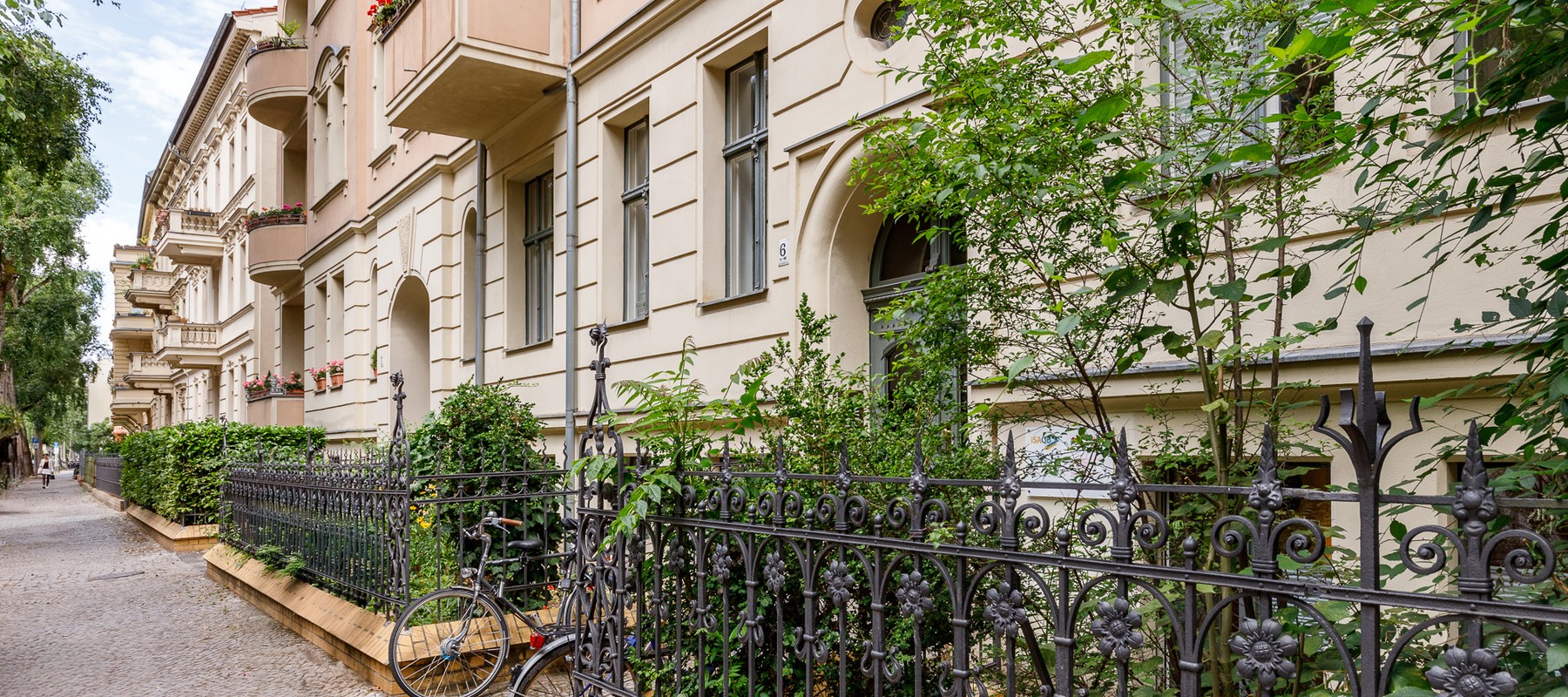 Eingangsbereich zum Haus mit gusseisernem Zaun Eingangsbereich zum Haus mit gusseisernem Zaun