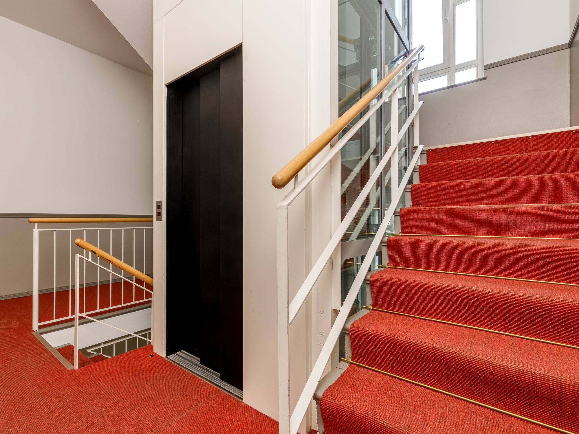 Treppenhaus mit Fahrstuhl