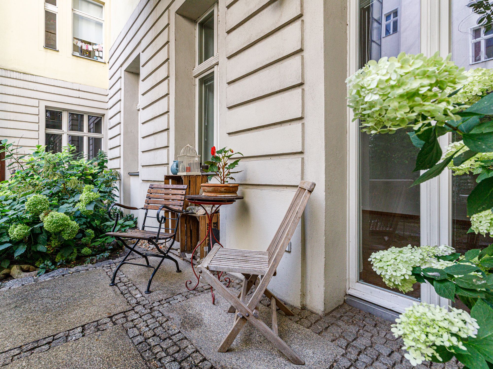 Gemütliche Terrasse im Innenhof 