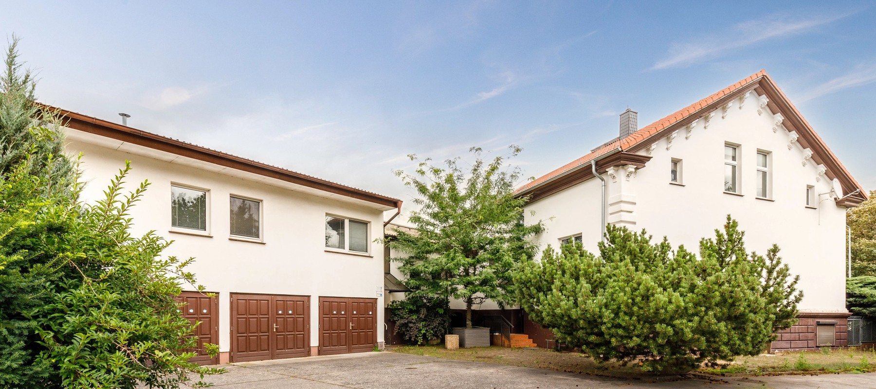 Separate Garage und Verwaltungsgebäude Separate Garage und Verwaltungsgebäude