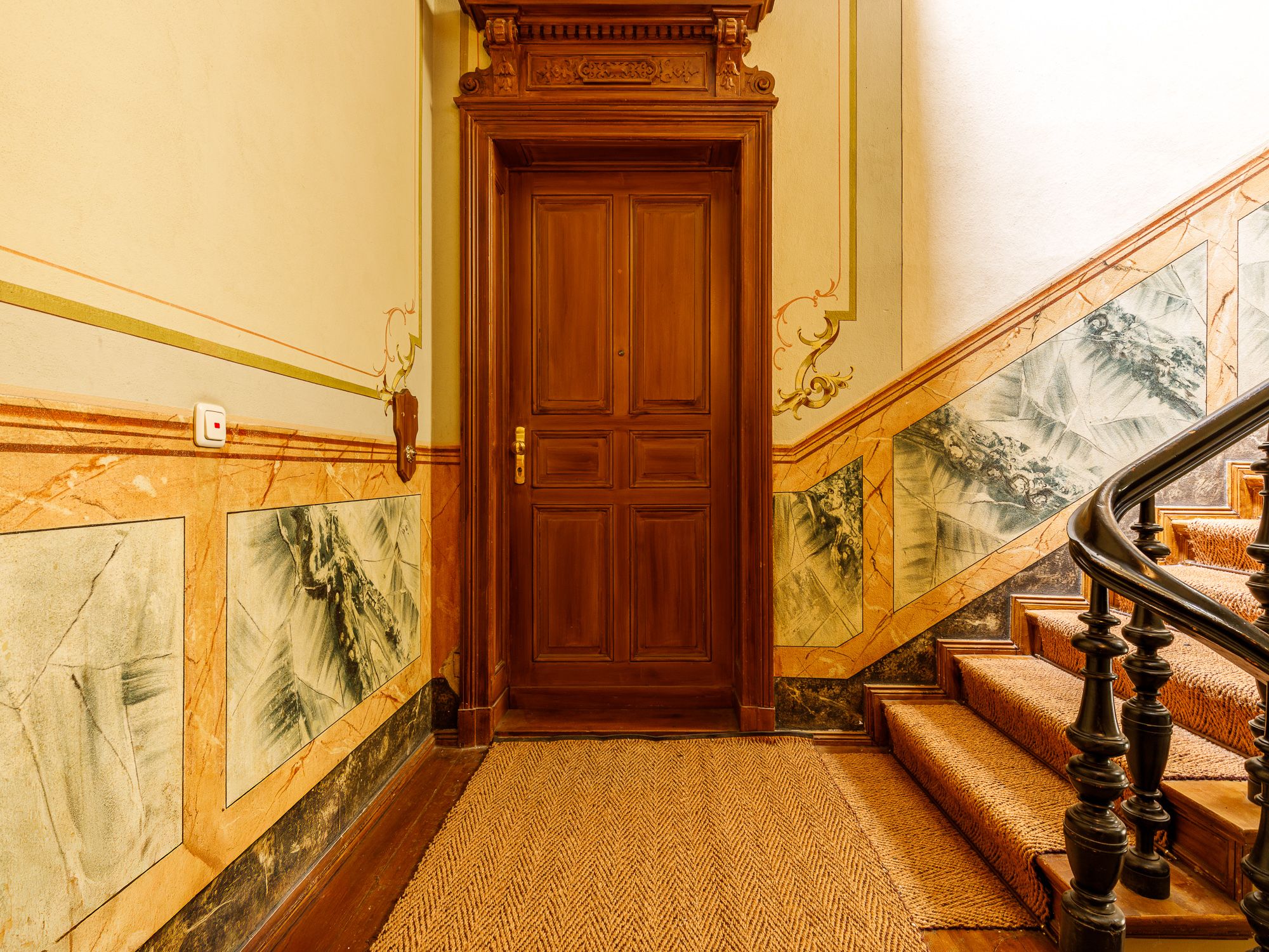 Traumhaftes Treppenhaus mit originalen Stilelementen 