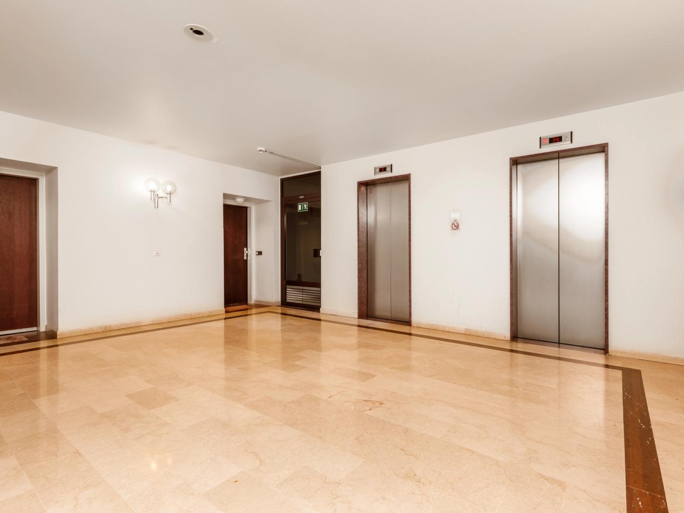 Eingangsbereich mit High-Speed-Fahrstühlen Eingangsbereich mit High-Speed-Fahrstühlen