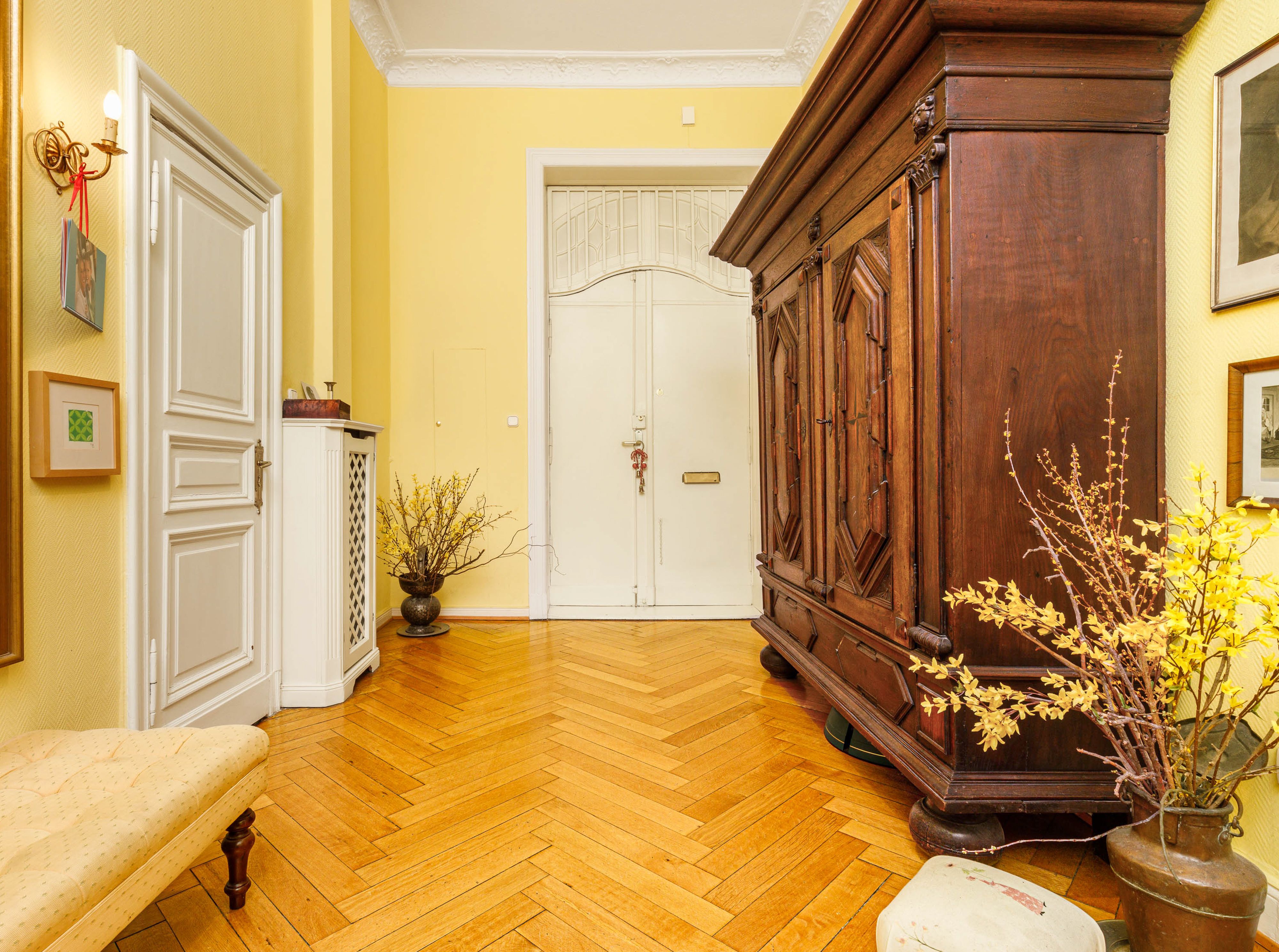 Eingangsbereich mit gesicherter Eingangstür 