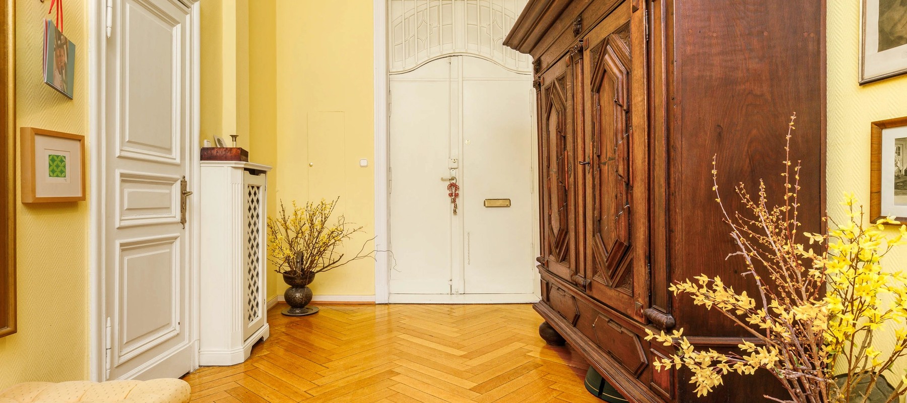 Eingangsbereich mit gesicherter Eingangstür Eingangsbereich mit gesicherter Eingangstür