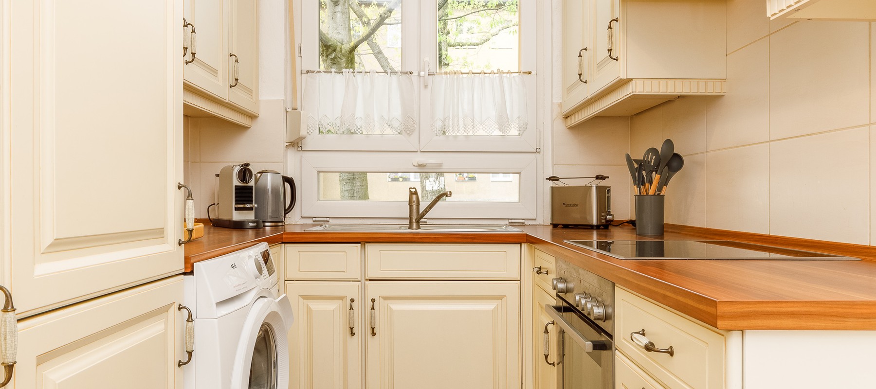 Gepflegte Küche mit Elektrogeräten Gepflegte Küche mit Elektrogeräten