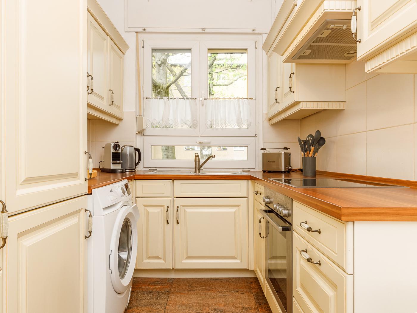 Gepflegte Küche mit Elektrogeräten Gepflegte Küche mit Elektrogeräten