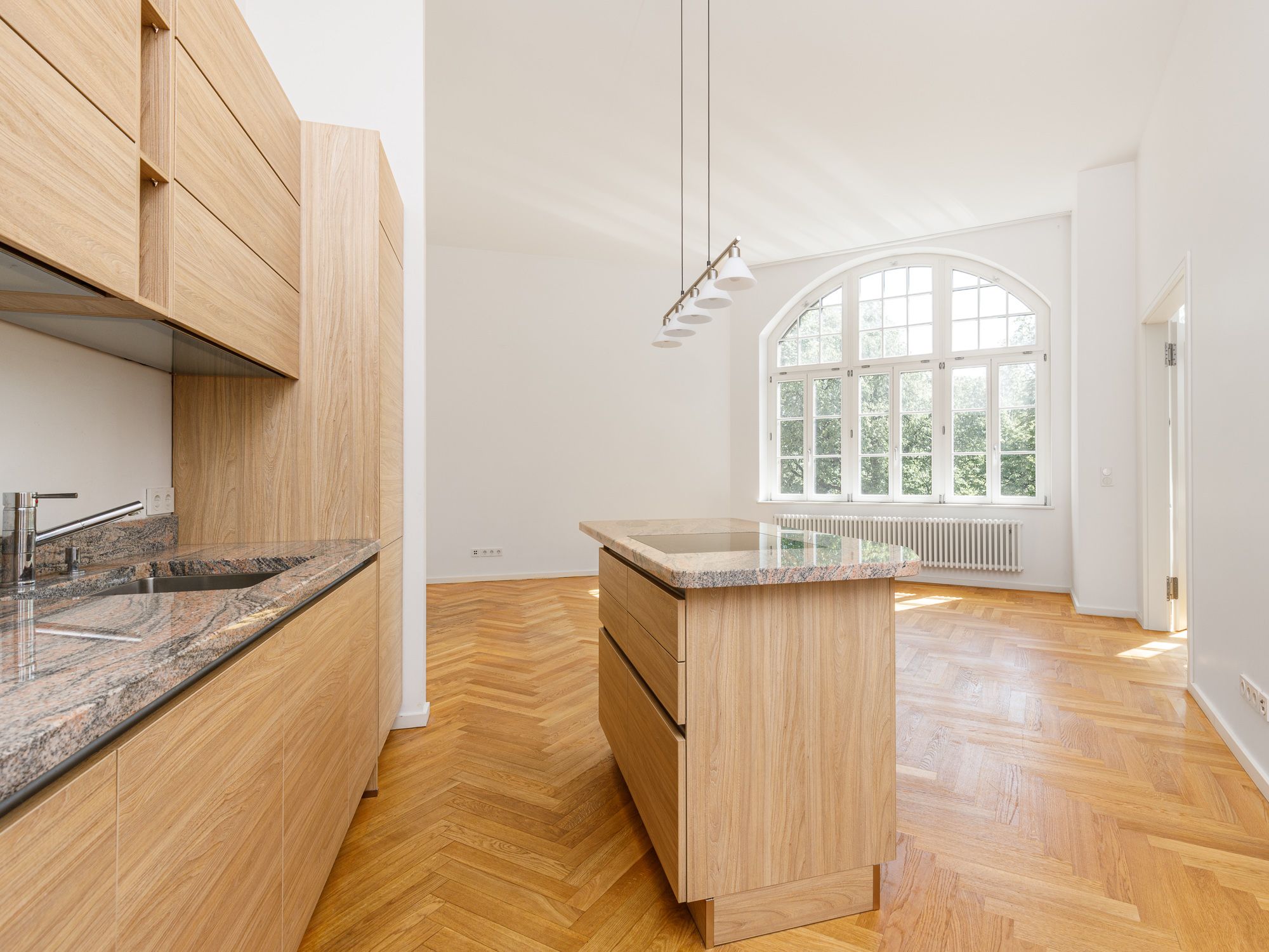 Moderne Einbauküche mit Elektrogeräten 