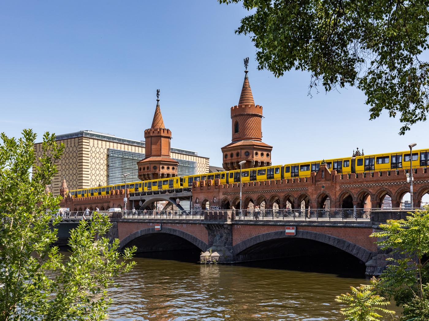 Ansicht der Spree von der nahegelegenen Oberbaumbrücke Ansicht der Spree von der nahegelegenen Oberbaumbrücke