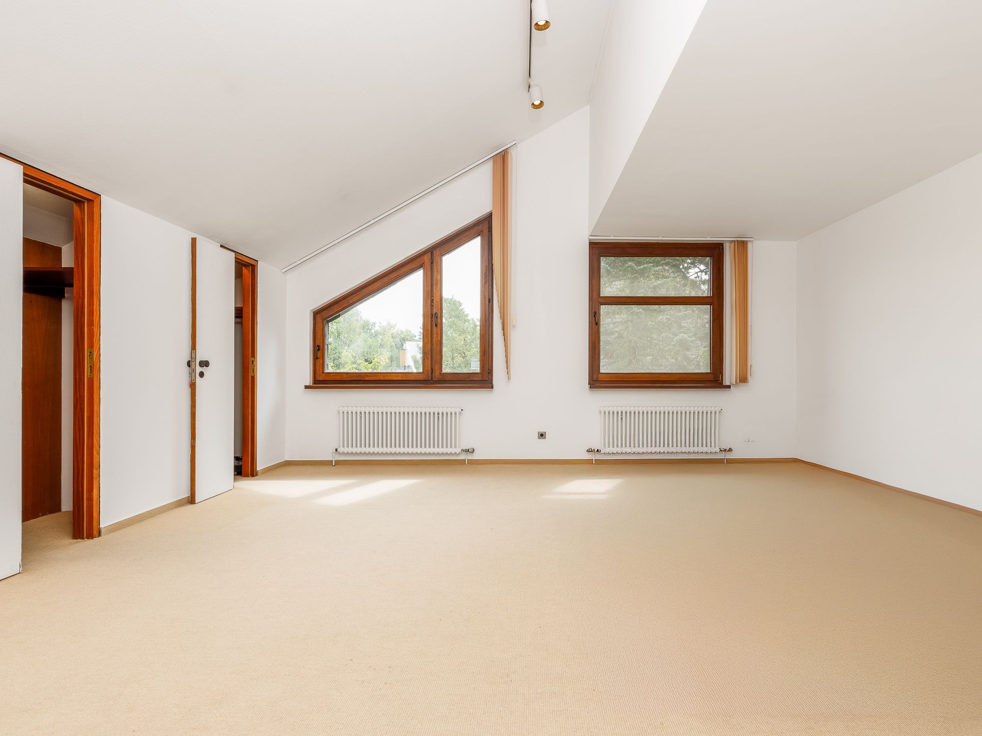Großes Masterbedroom mit Ankleiden und Bad 