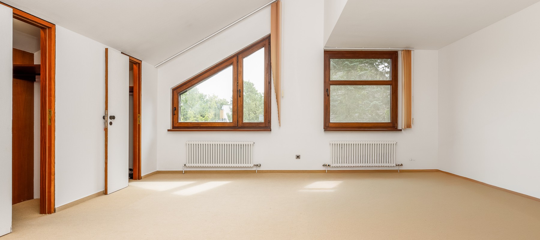 Großes Masterbedroom mit Ankleiden und Bad Großes Masterbedroom mit Ankleiden und Bad