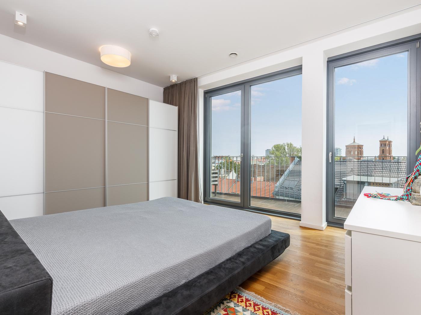 Großzügiges Schlafzimmer mit viel Licht Großzügiges Schlafzimmer mit viel Licht