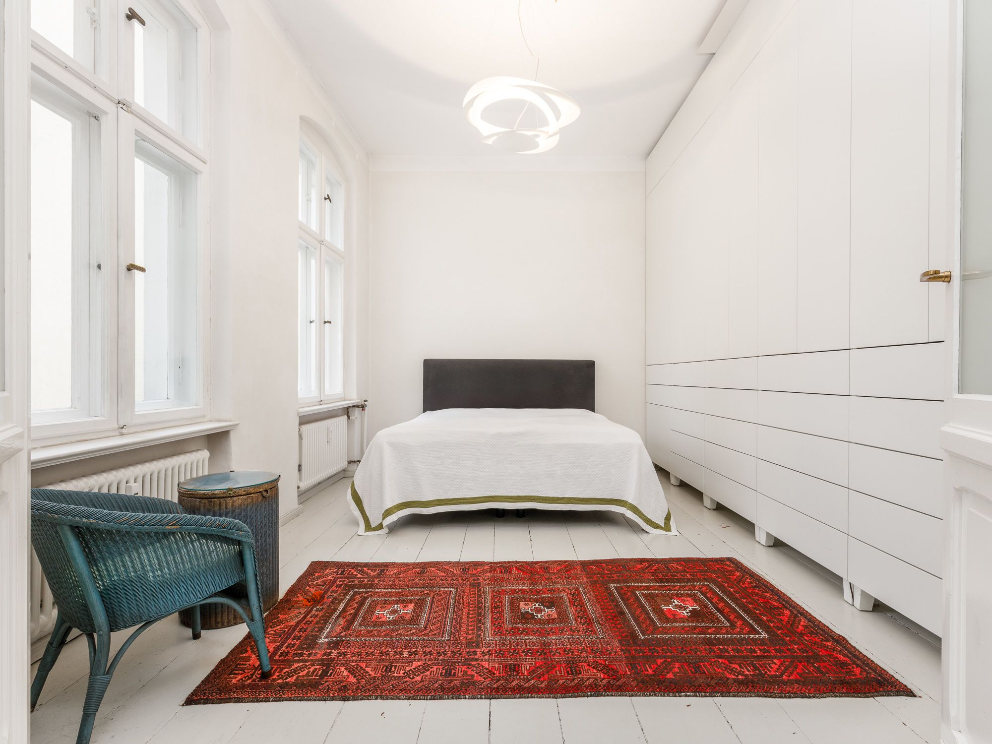 Schlafzimmer mit großem Einbau-Kleiderschrank 