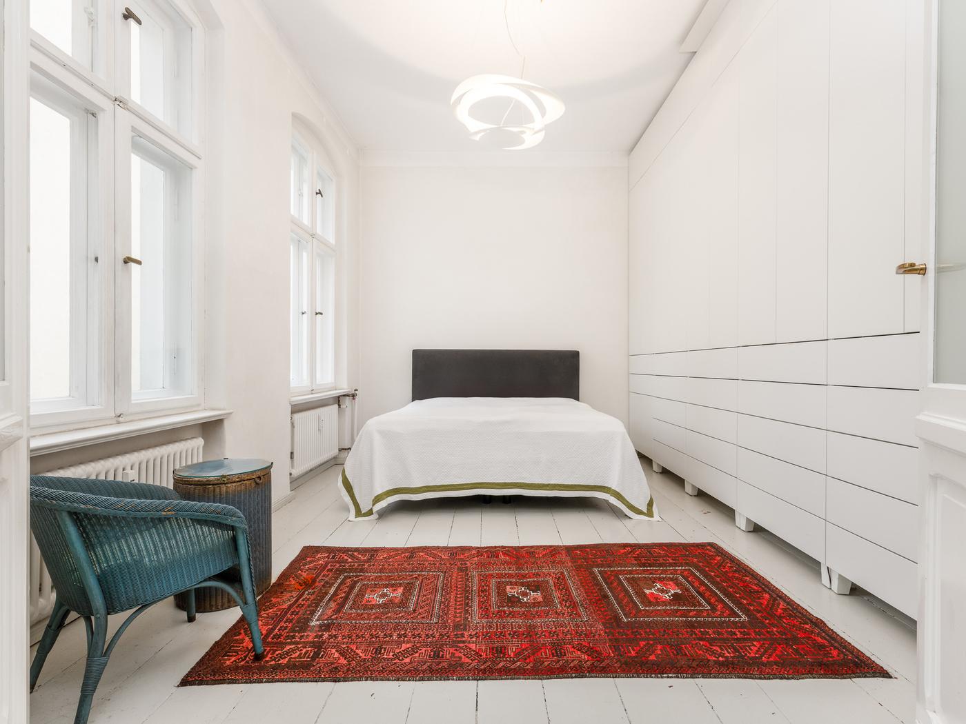 Schlafzimmer mit großem Einbau-Kleiderschrank  Schlafzimmer mit großem Einbau-Kleiderschrank