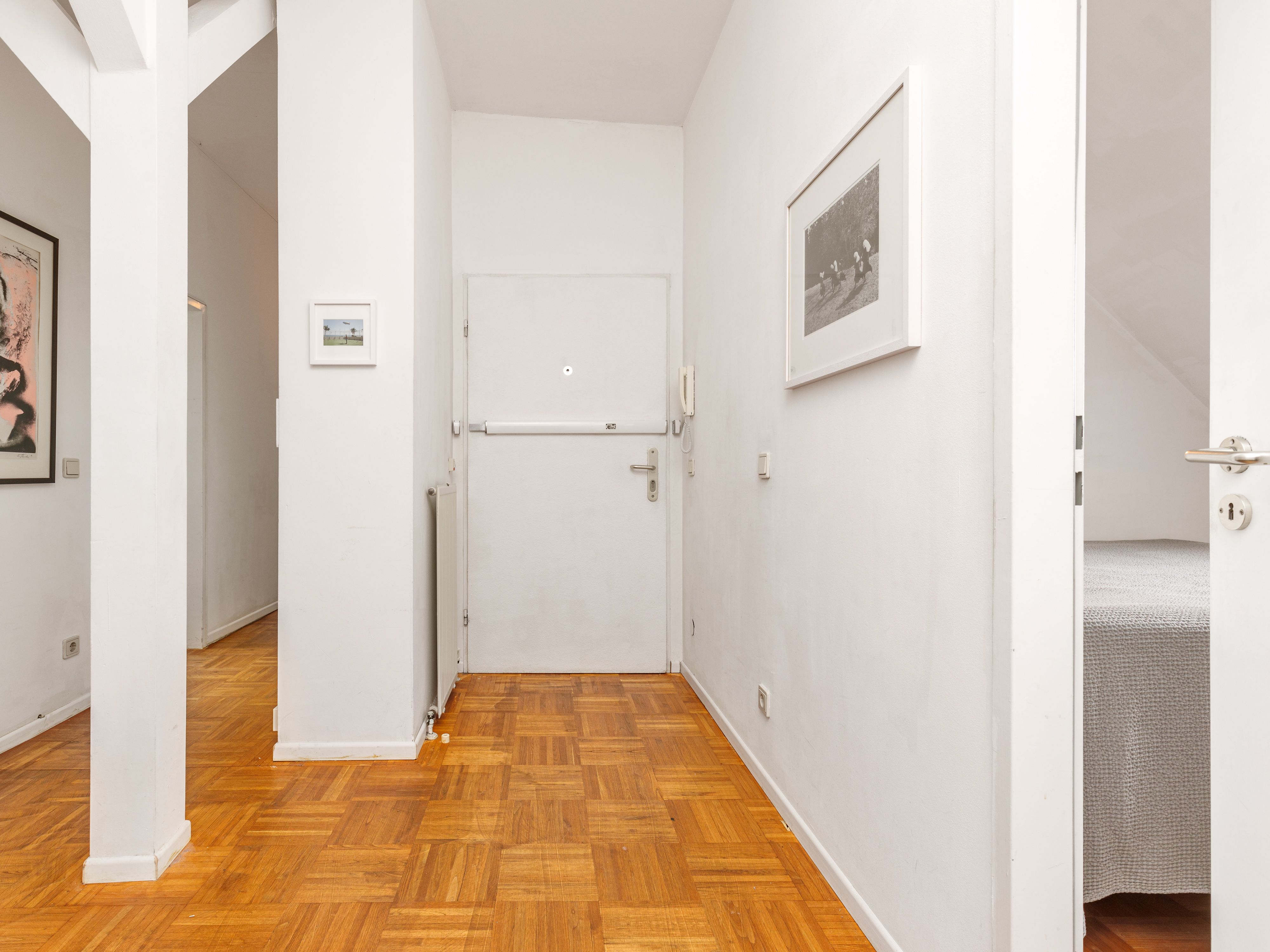 Großzügiger Flur mit zwei Eingängen