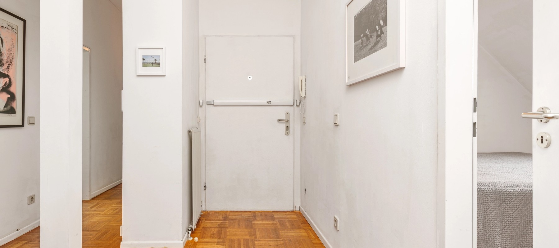 Großzügiger Flur mit zwei Eingängen Großzügiger Flur mit zwei Eingängen