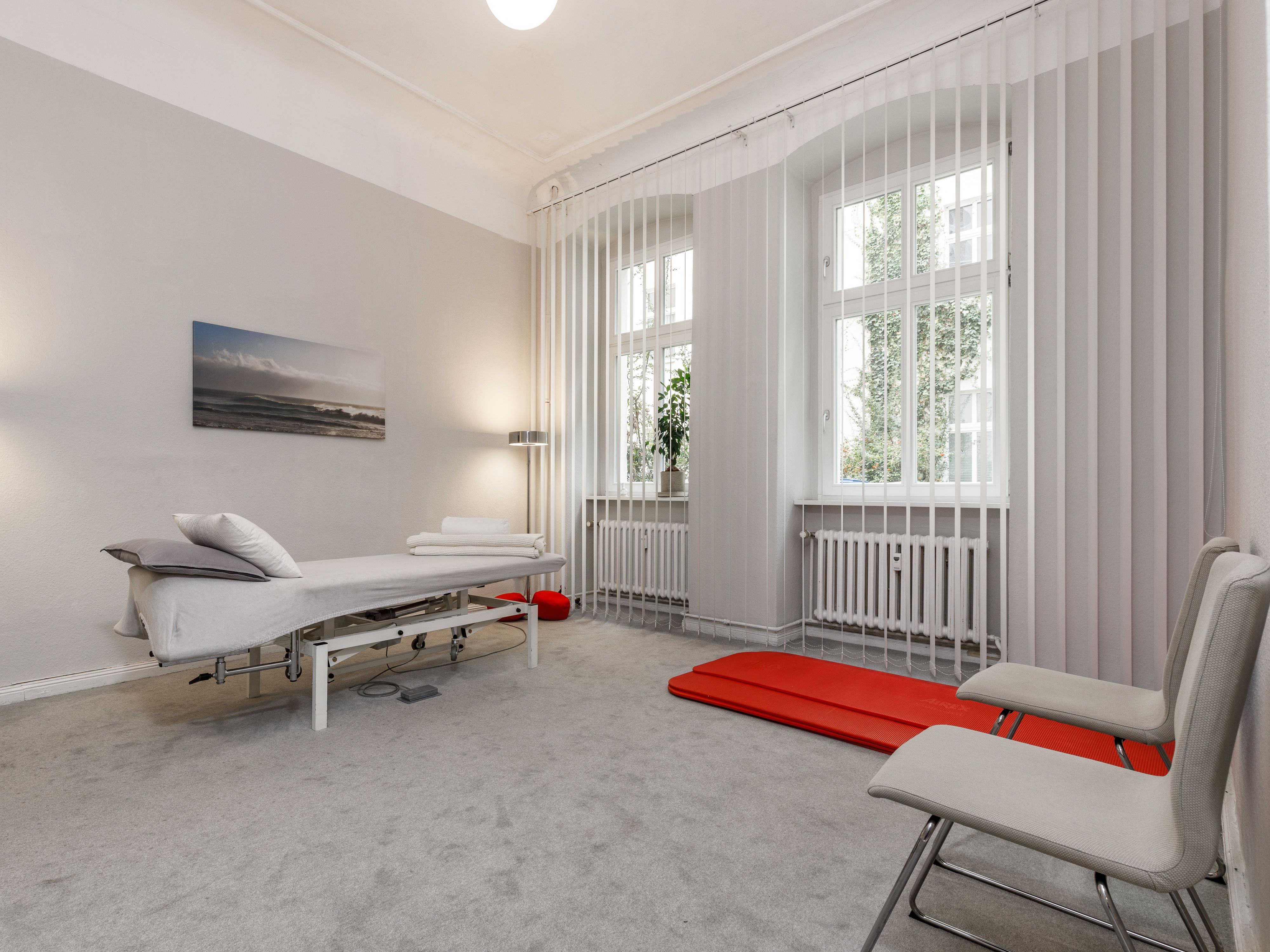 Gepflegter Praxisraum mit Stuckverzierungen