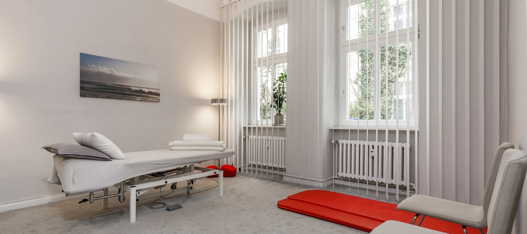 Gepflegter Praxisraum mit Stuckverzierungen Gepflegter Praxisraum mit Stuckverzierungen