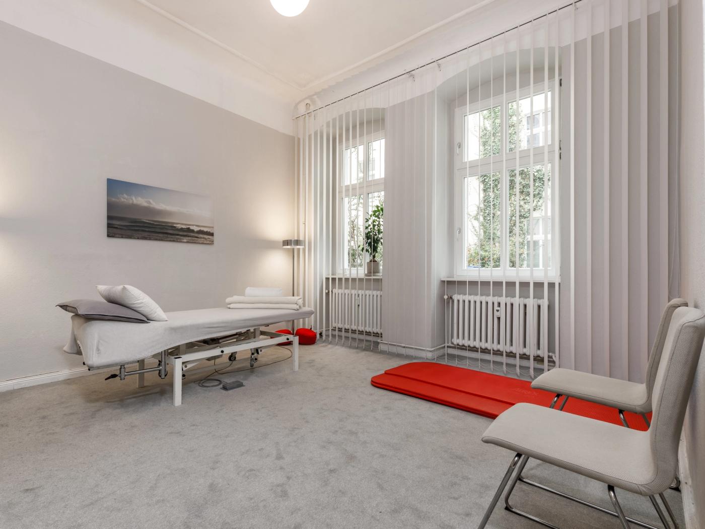 Gepflegter Praxisraum mit Stuckverzierungen Gepflegter Praxisraum mit Stuckverzierungen