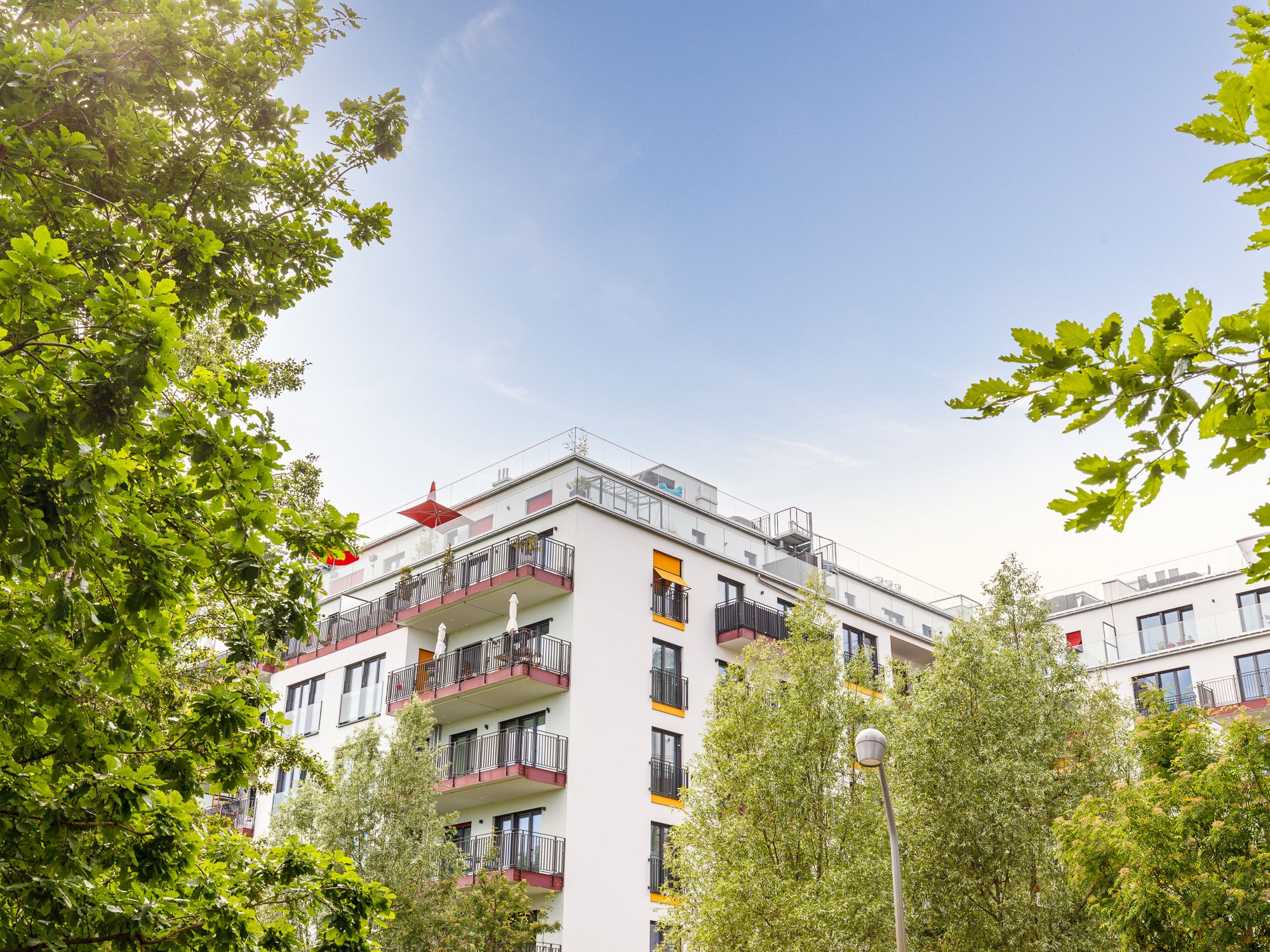 Ruhiger, begrünter Innenhof mit Spielplatz 