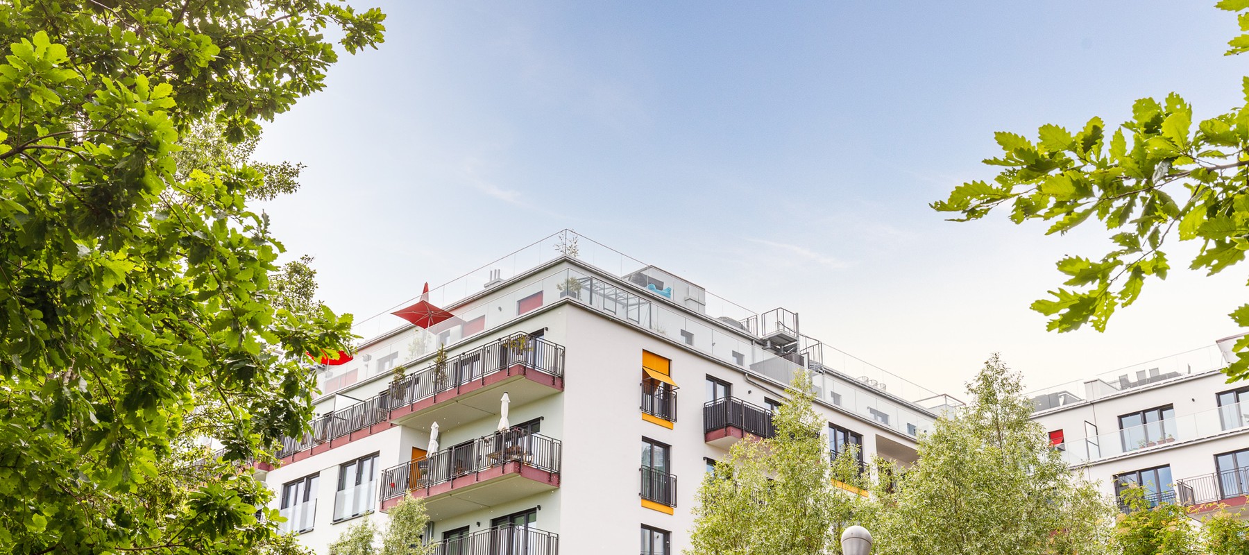 Ruhiger, begrünter Innenhof mit Spielplatz Ruhiger, begrünter Innenhof mit Spielplatz