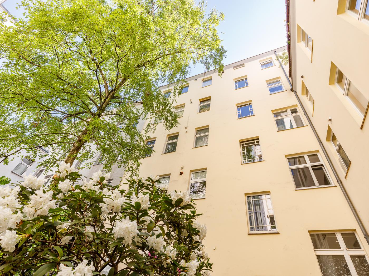 Ansicht des Innenhofs mit intensiver Begrünung Ansicht des Innenhofs mit intensiver Begrünung