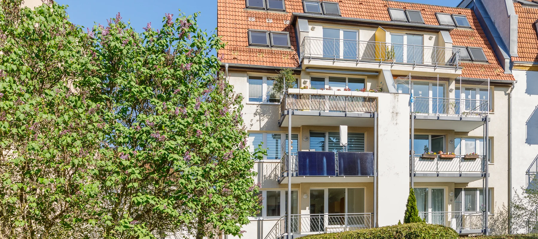 Traumhafte Dachgeschoss-Maisonette mit zwei Balkonen & Garage in idyllischer Lage von Niederschönhausen