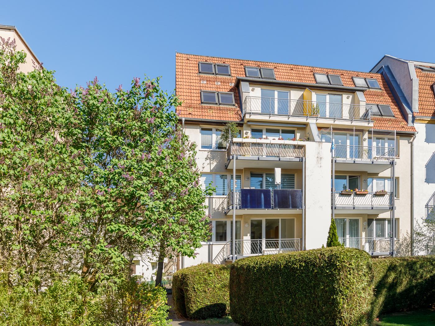 Traumhafte Dachgeschoss-Maisonette mit zwei Balkonen & Garage in idyllischer Lage von Niederschönhausen