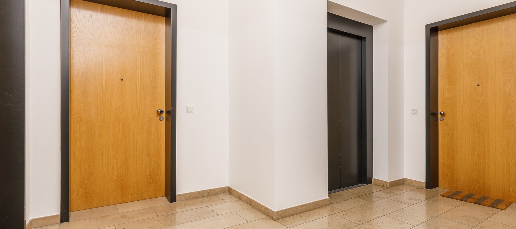 Schönes Treppenhaus mit edlem Naturstein-Fußboden Schönes Treppenhaus mit edlem Naturstein-Fußboden