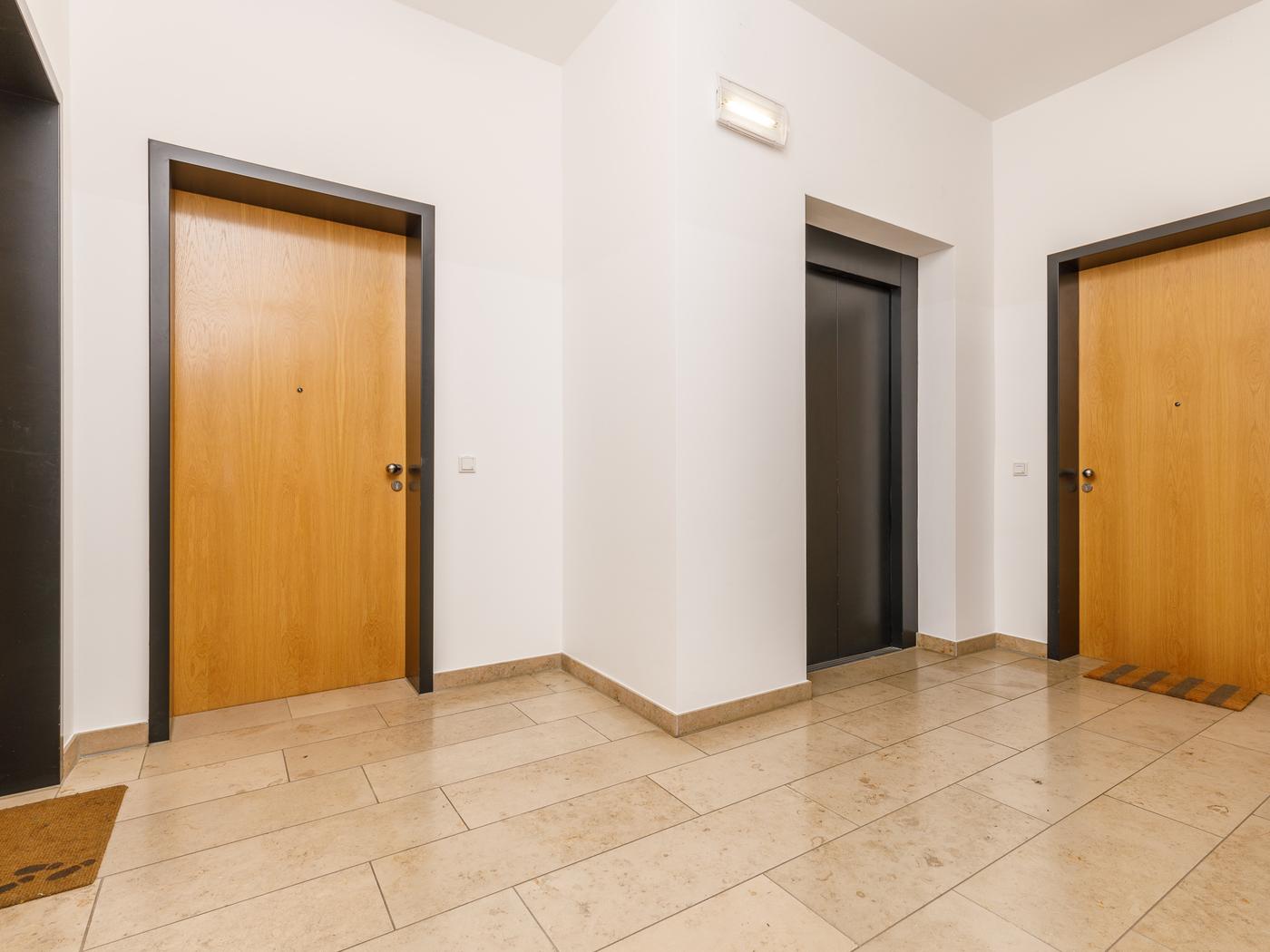 Schönes Treppenhaus mit edlem Naturstein-Fußboden  Schönes Treppenhaus mit edlem Naturstein-Fußboden