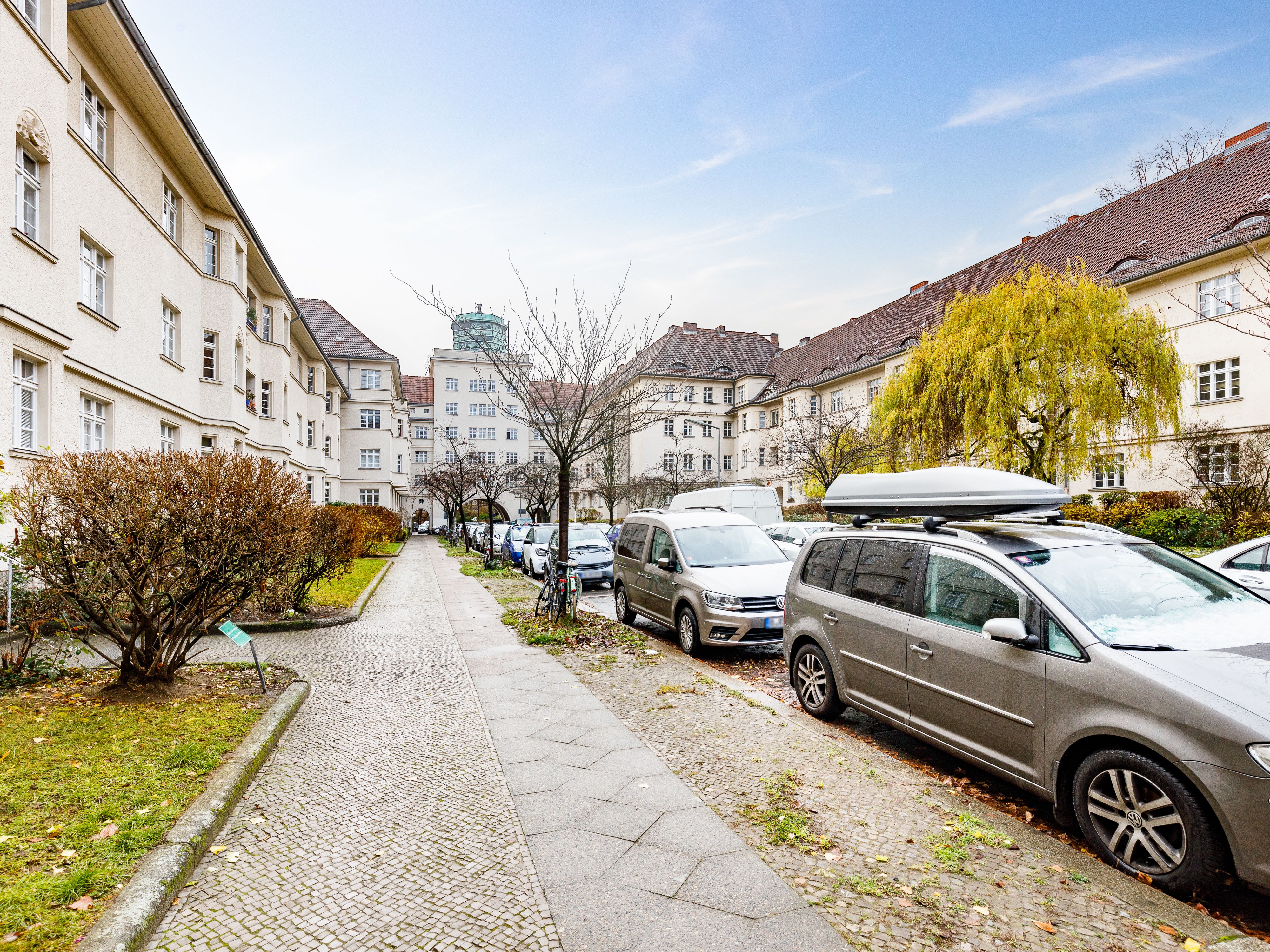 Ruhige Anliegerstraße mit reichlich Parkplätzen