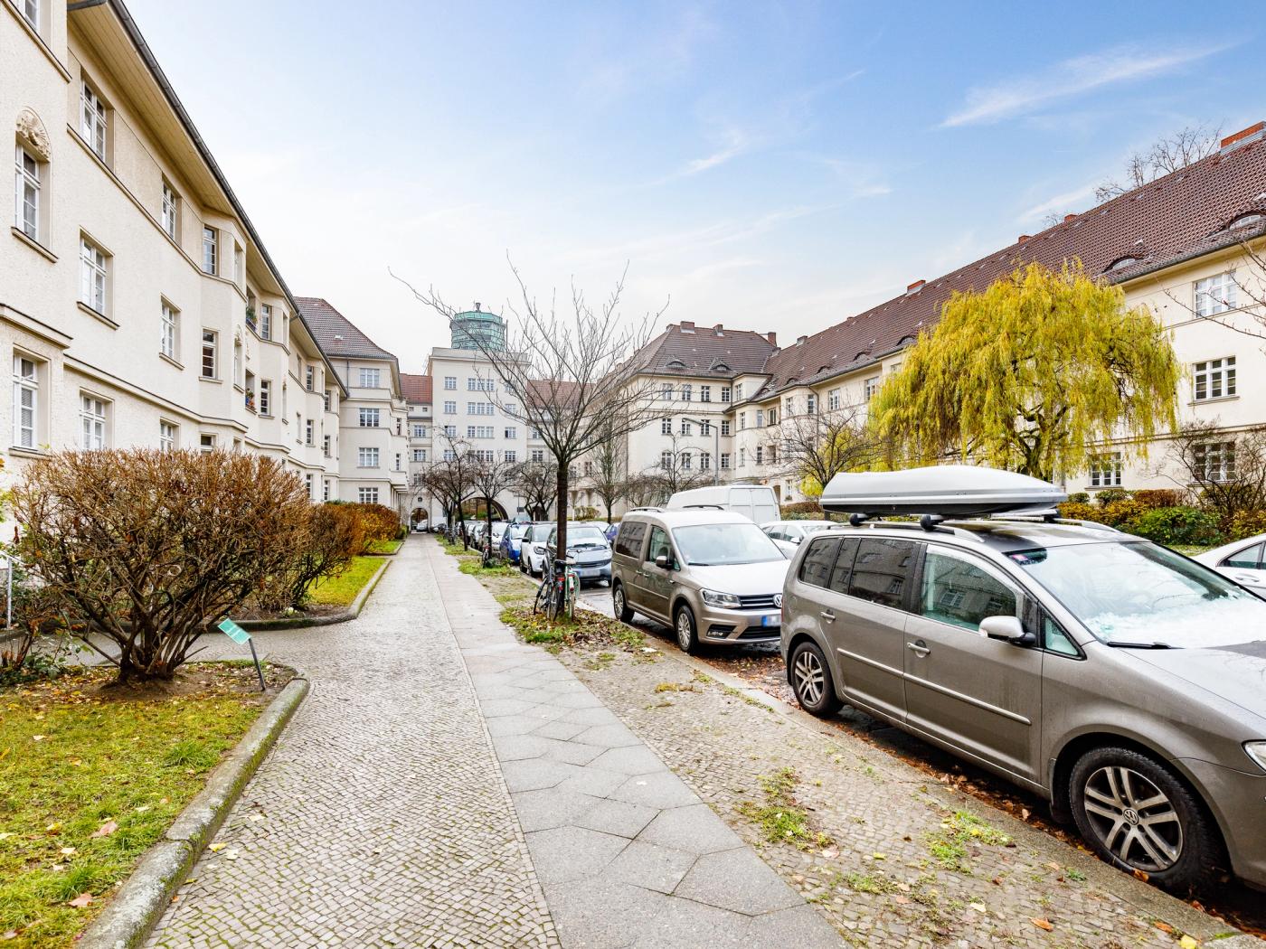 Ruhige Anliegerstraße mit reichlich Parkplätzen Ruhige Anliegerstraße mit reichlich Parkplätzen