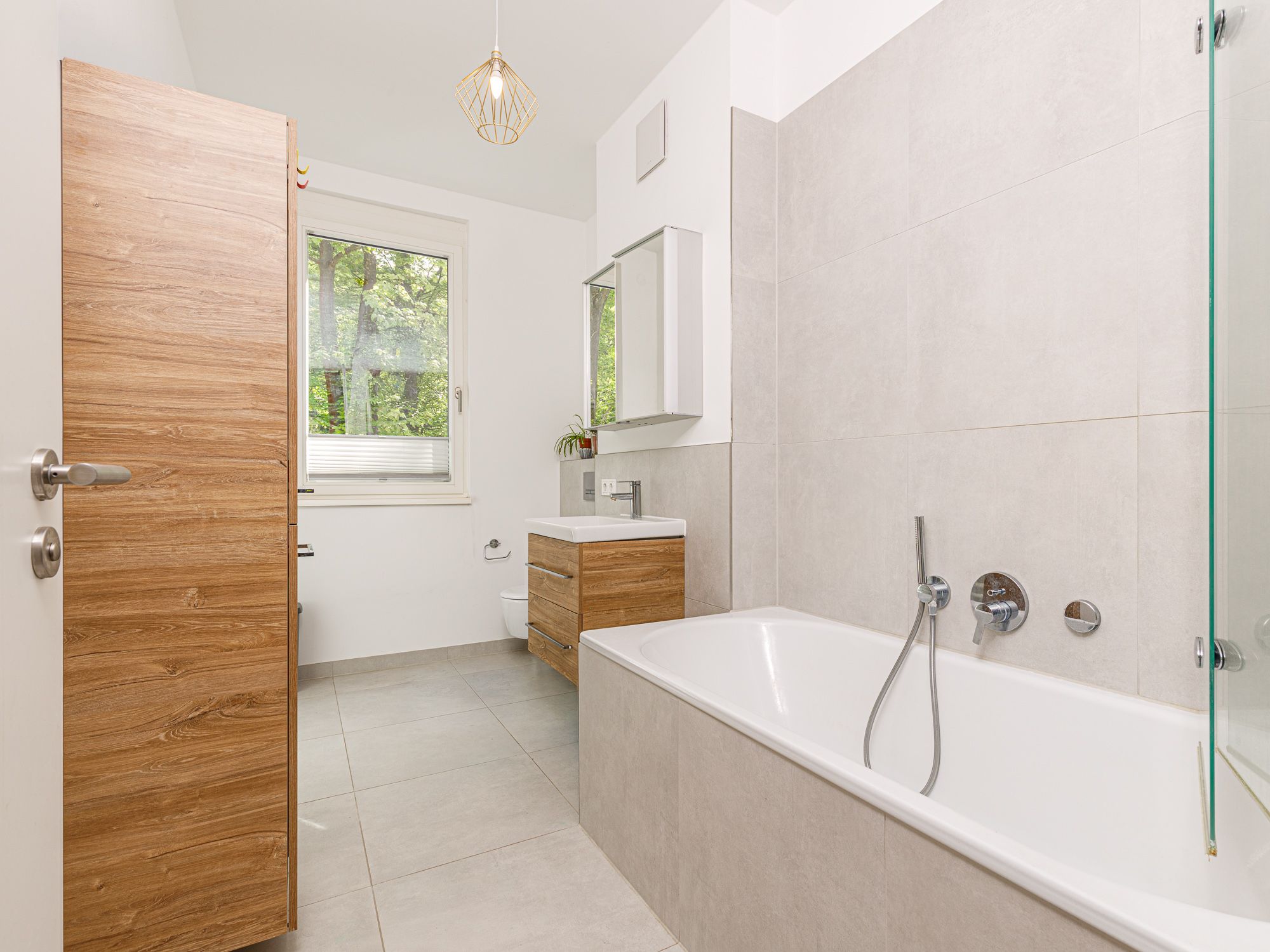Modernes, tagesbelichtetes Wannenbad 