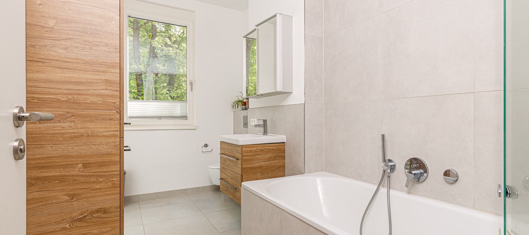 Modernes, tagesbelichtetes Wannenbad Modernes, tagesbelichtetes Wannenbad