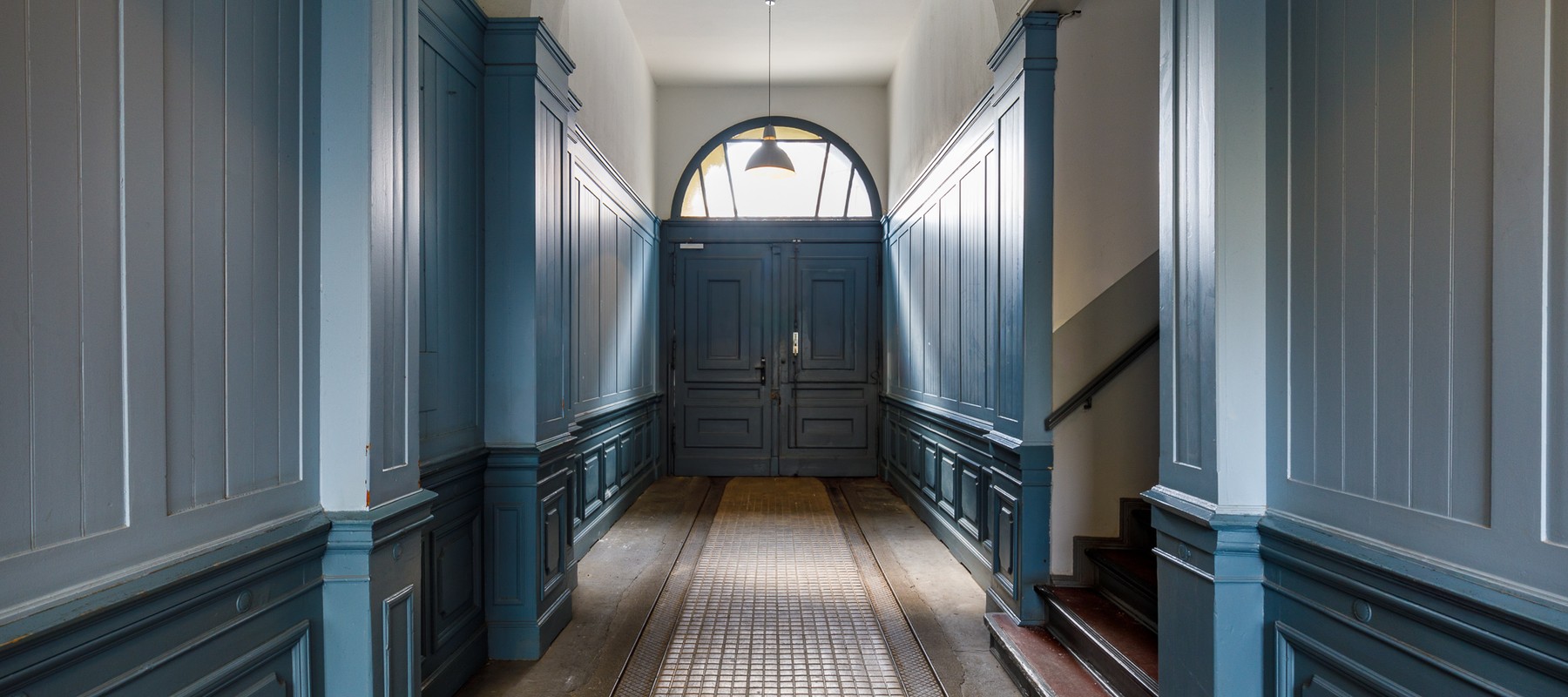 Impressive entrance hall with stucco Impressive entrance hall with stucco