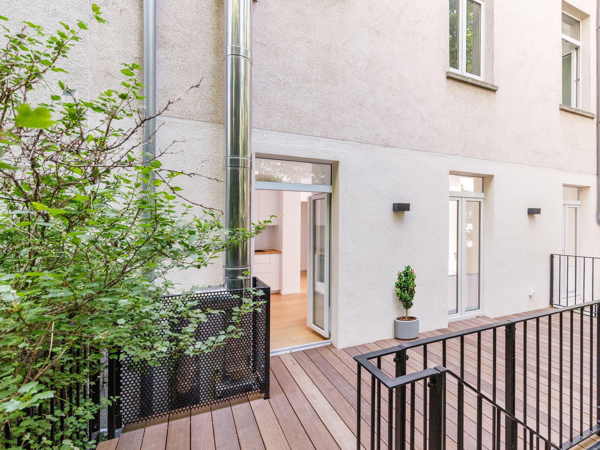 Idyllische Terrasse mit Gartenzugang 