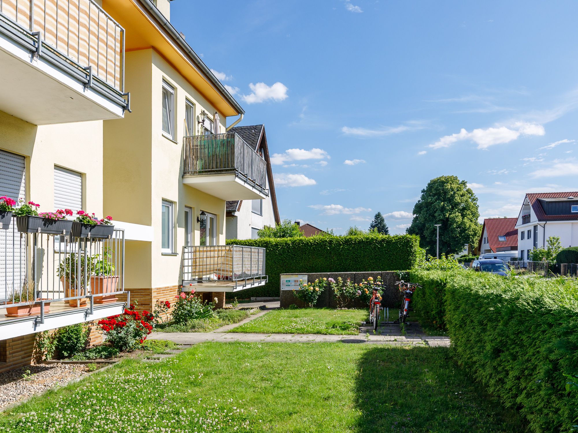 Ansicht des Vorgartens und Eingangsbereichs 