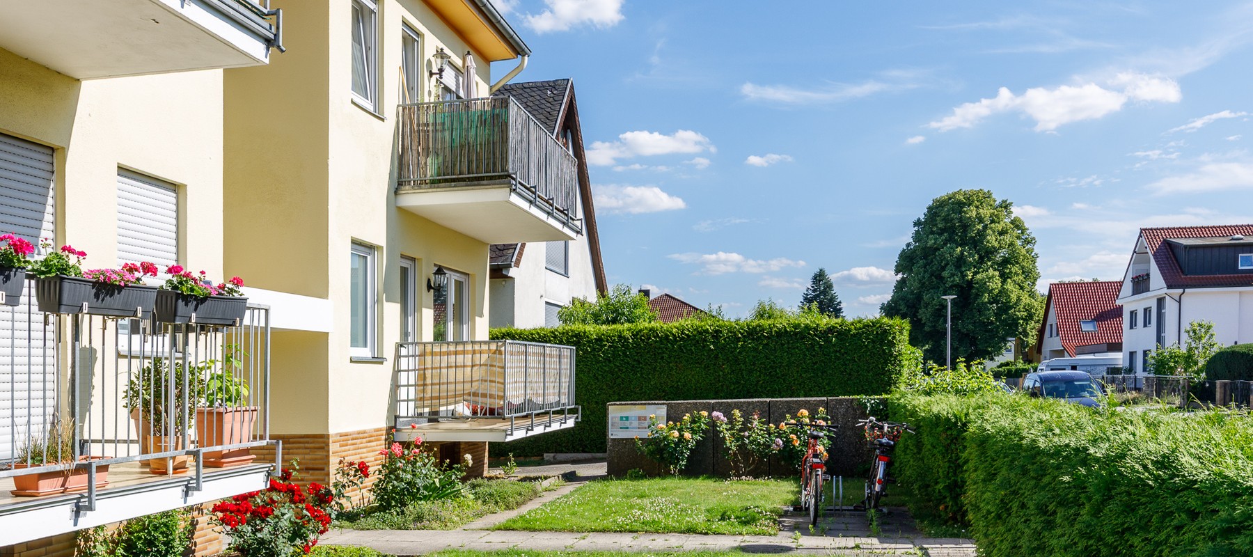 Ansicht des Vorgartens und Eingangsbereichs Ansicht des Vorgartens und Eingangsbereichs