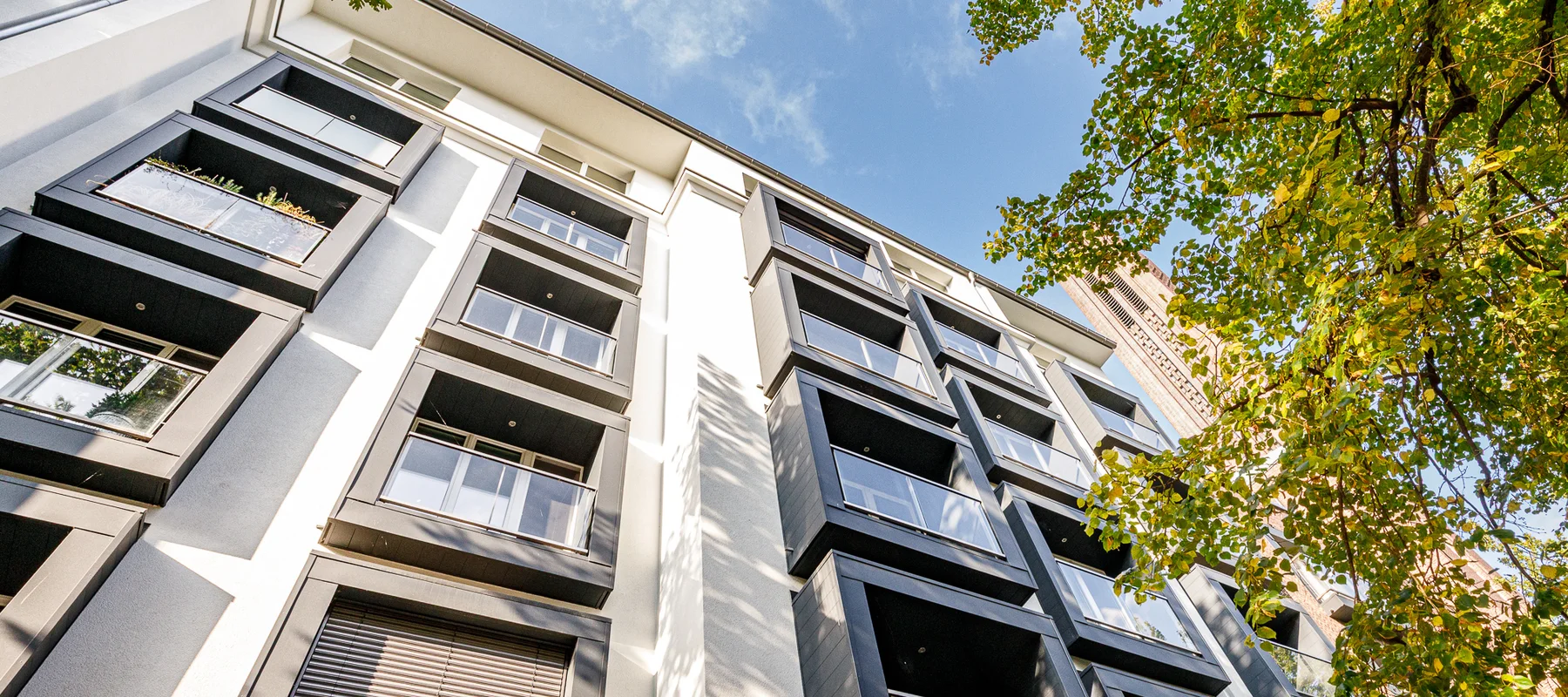 Moderne Stadtwohnung mit Balkonen und Aufzug im familienfreundlichen Güntzelkiez