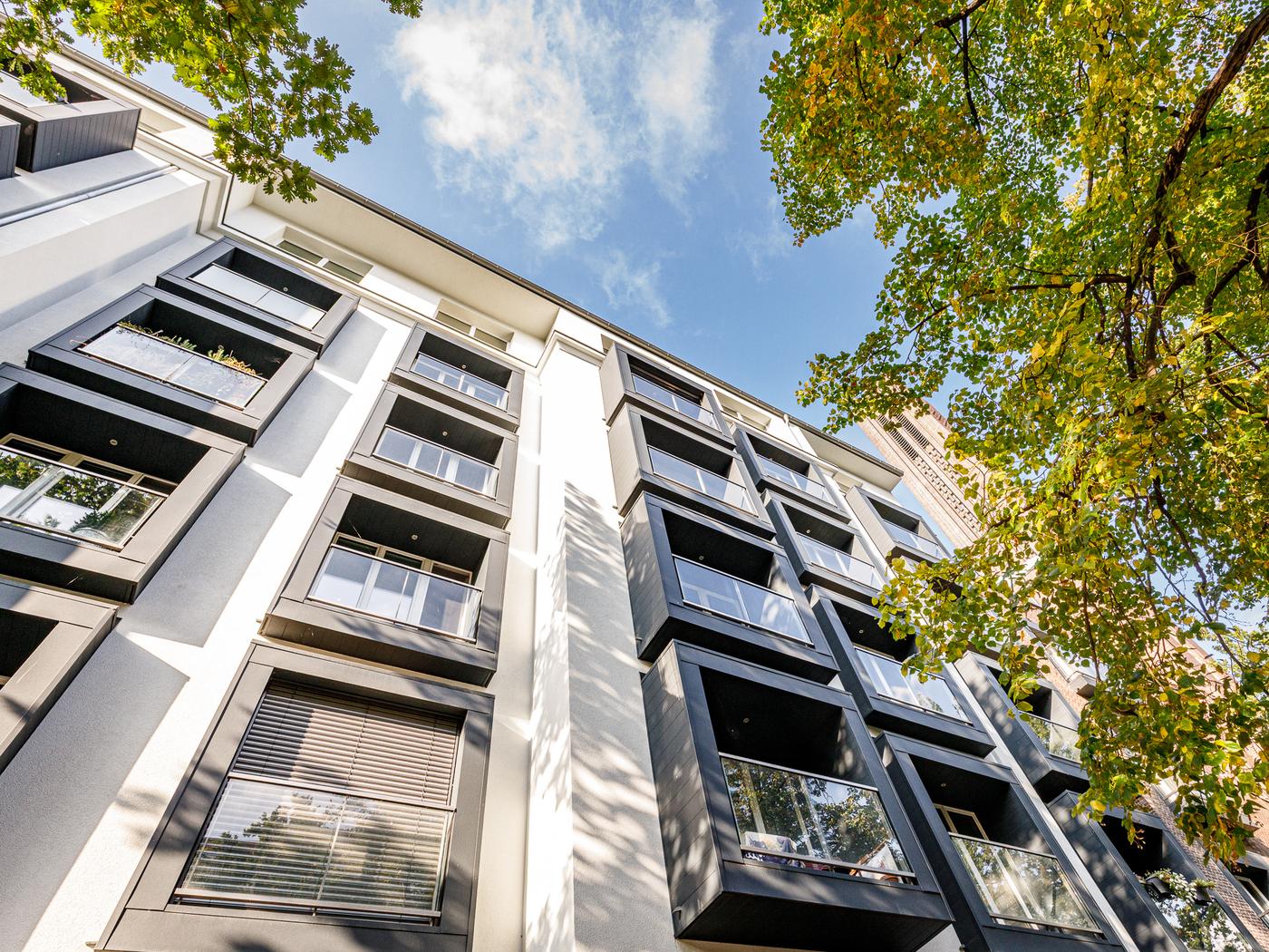 Moderne Stadtwohnung mit Balkonen und Aufzug im familienfreundlichen Güntzelkiez