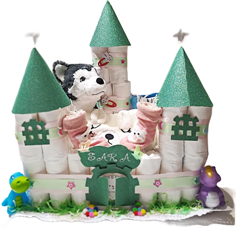 Castillo de pañales personalizado con torres de purpurina verde para niña. Incluye peluche de perro husky blanco y negro, calcetines rosas colgando, pequeños dinosaurios de juguete en la base y el nombre "SARA" en un cartel. Regalo de nacimiento artesanal.