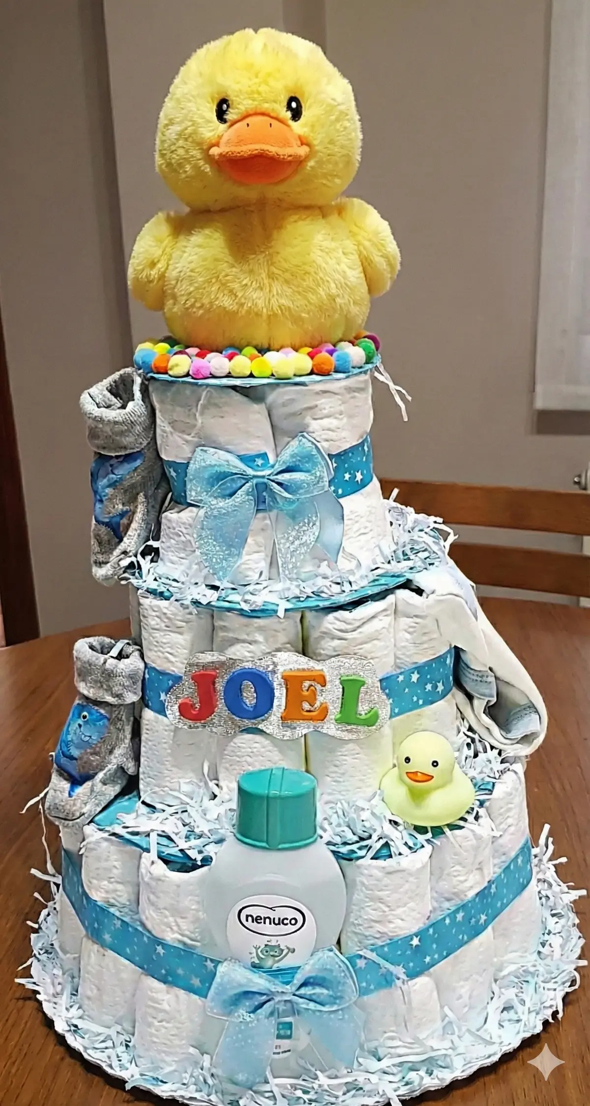 astel de pañales con pato amarillo de peluche - Regalo artesanal para bebé en Badalona