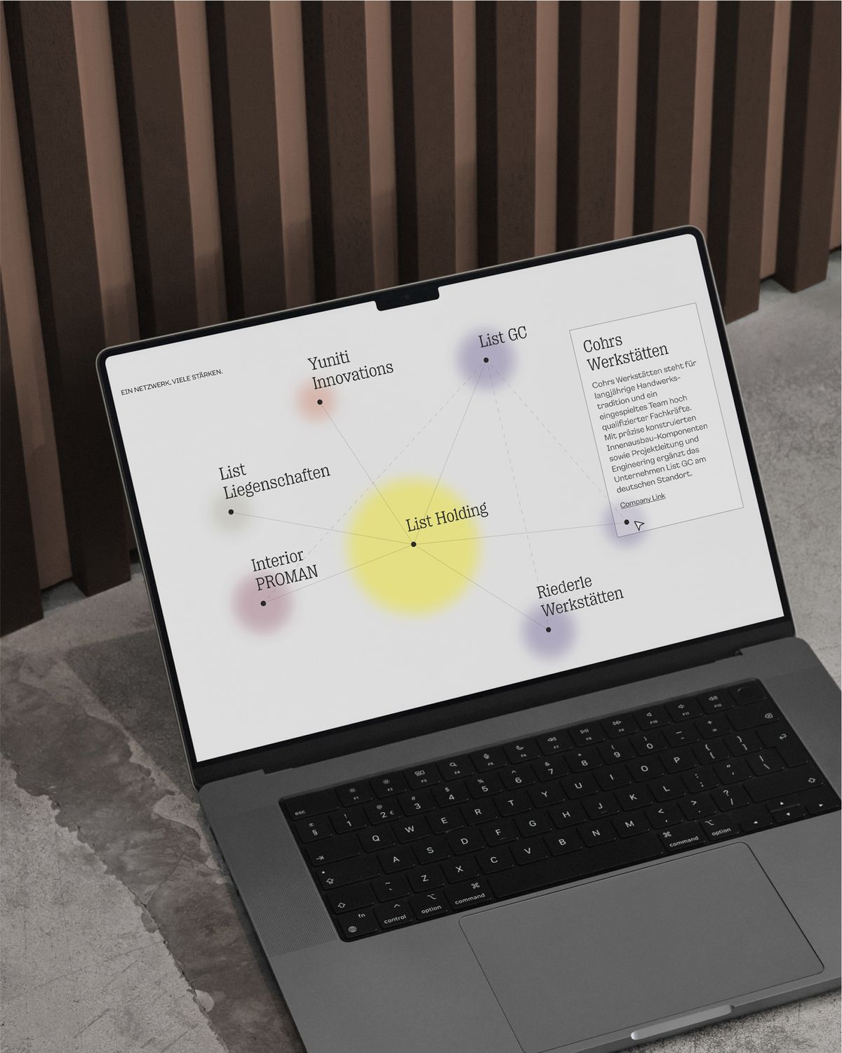 Laptop zeigt Webseite mit Infos zur Struktur des List Holding Unternehmens