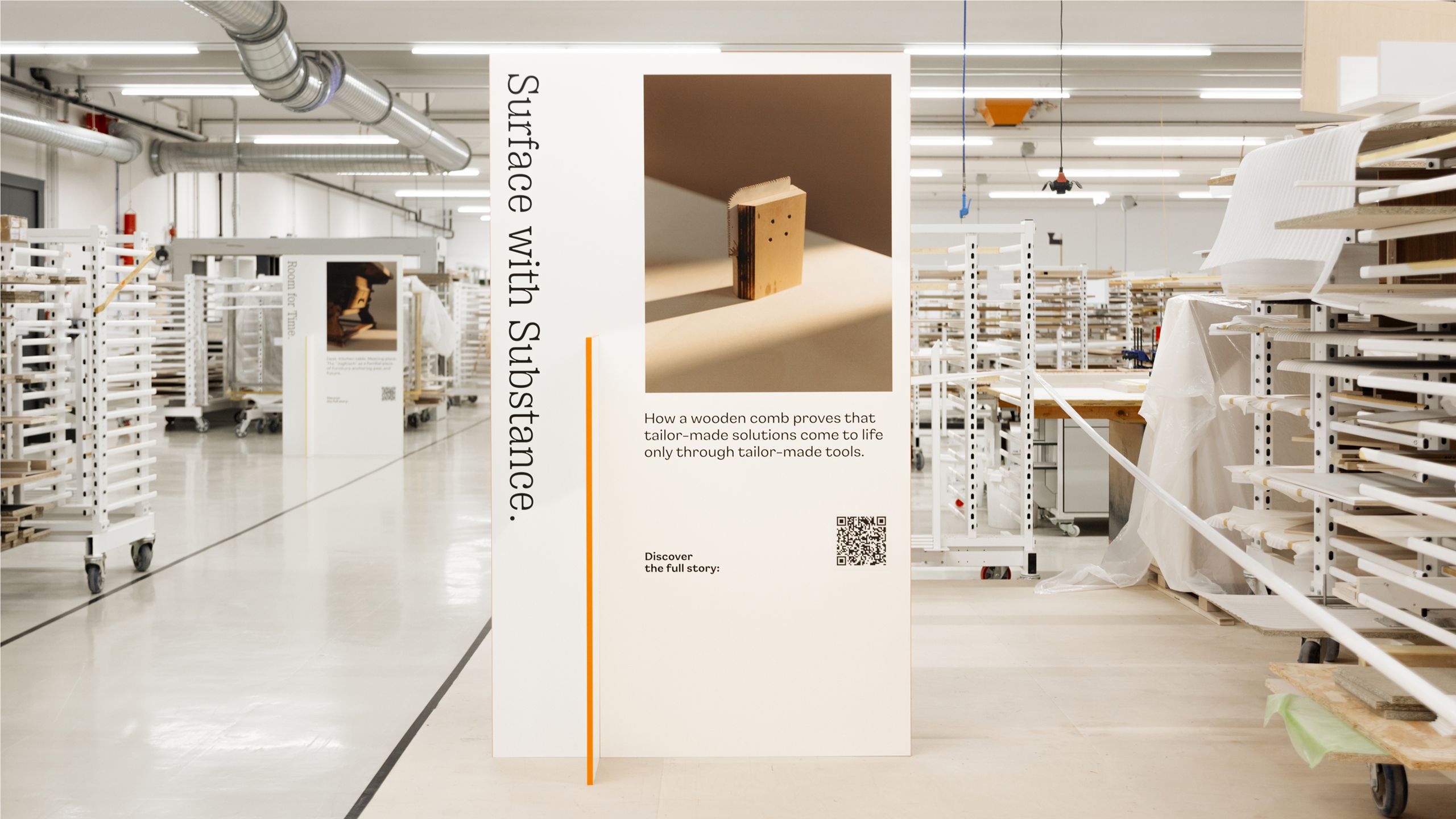 Produktionshalle mit Info-Aufsteller