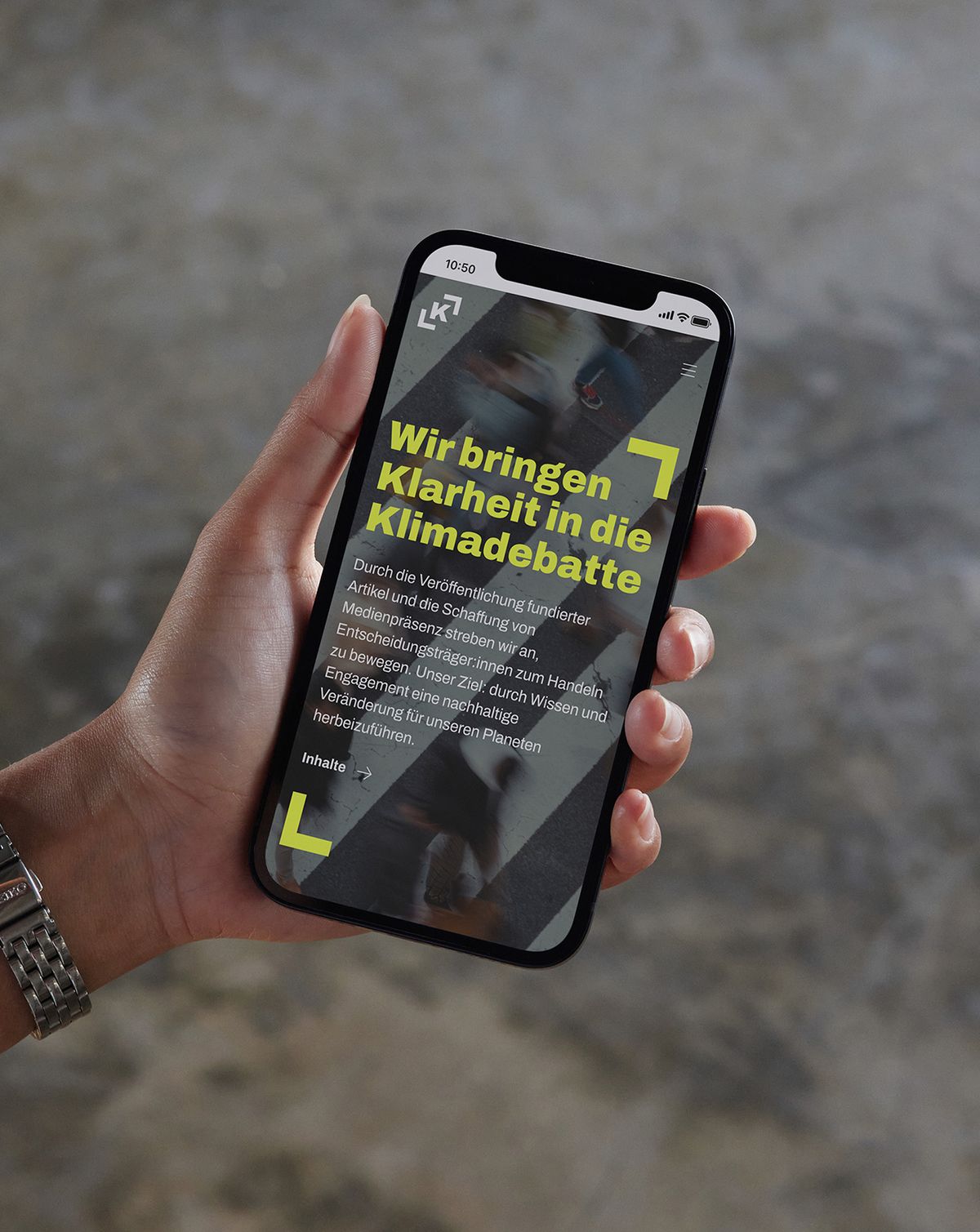 Hand mit Smartphone zeigt UI von Kontext-Website