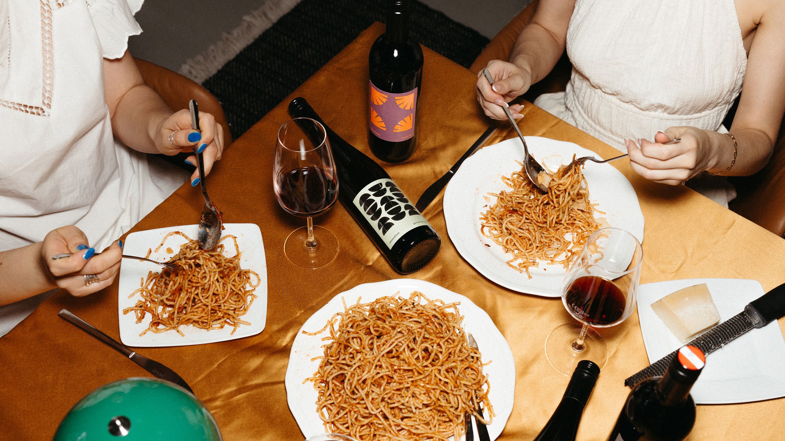 Weinbegleitung bei gemeinsamem Essen mit Pasta